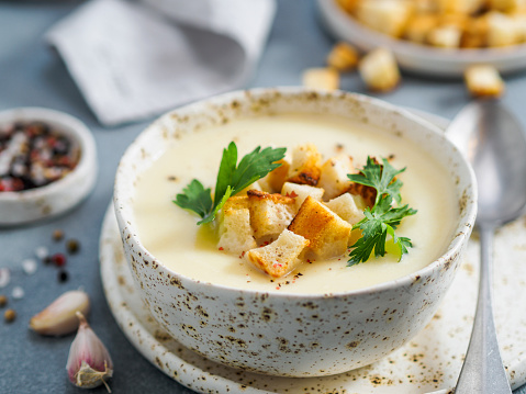 velouté d’asperges à la gremolata et aux croûtons 